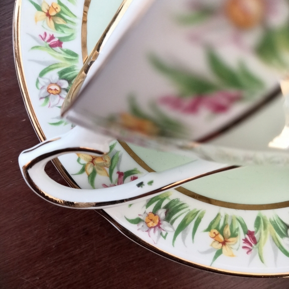 Elizabethan(Taylor&Kent)Gold Trimmed Light Green Daffodils Tea cup and Saucer - Picture 2 of 3